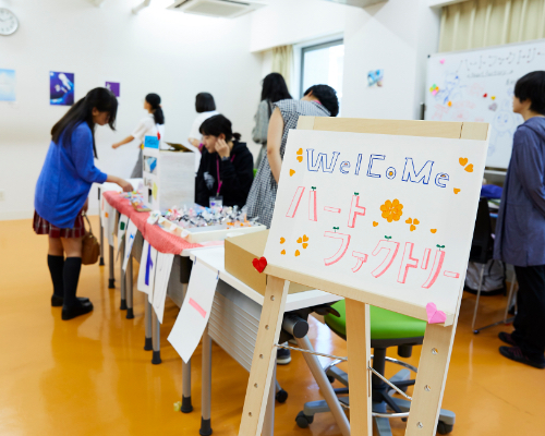 ミサンガ販売の様子